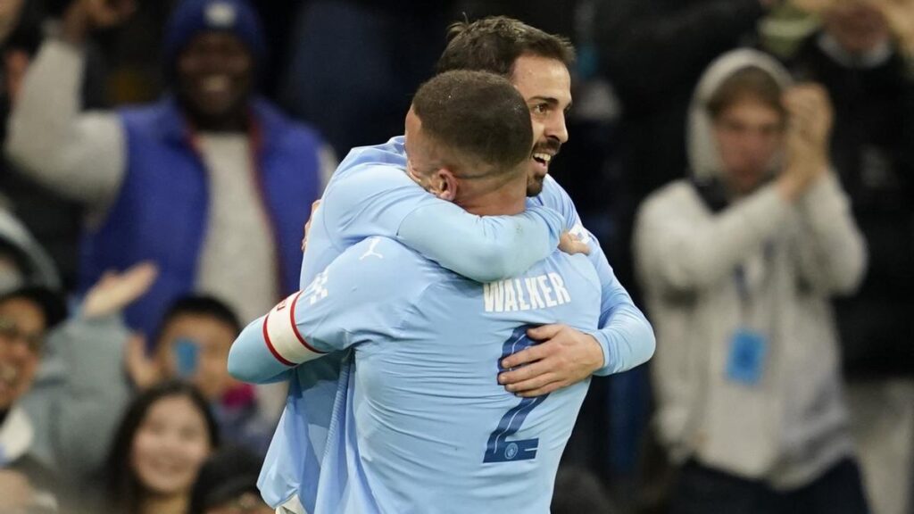 Kyle Walker felicita a Bernardo Silva por sus goles al Newcastle.