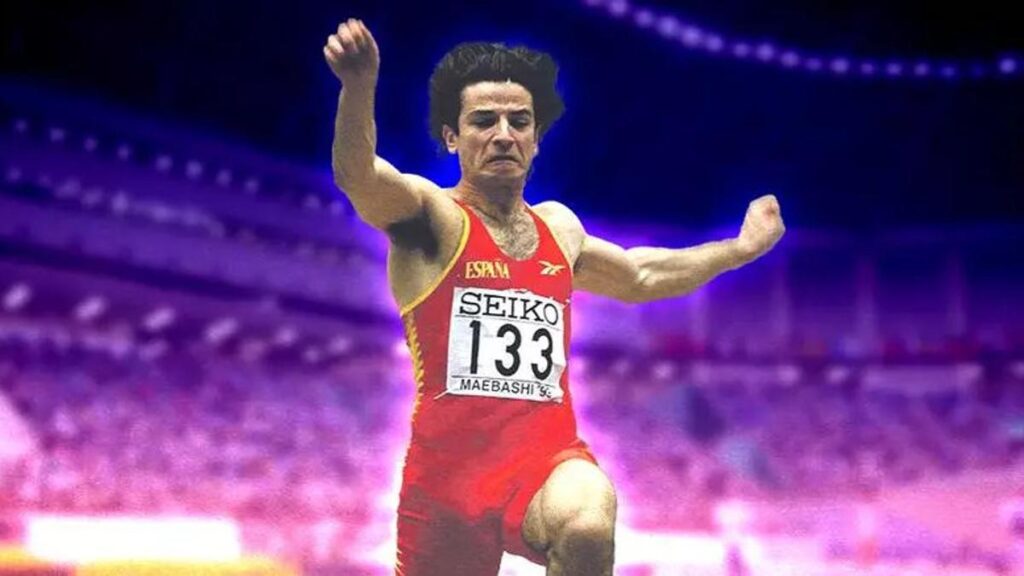 Yago Lamela, en el salto de 8,56 que le dio la medalla de plata en el Campeonato del Mundo de Maebashi (Japón).