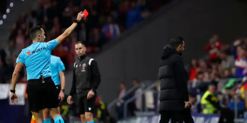 Xavi, sancionado con dos partidos, estará de vuelta para el Clásico