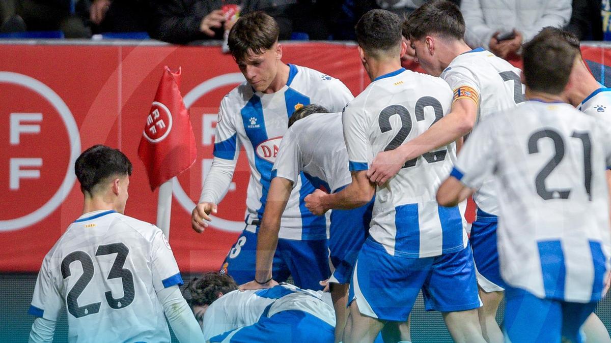 Los juveniles del Espanyol celebran uno de los goles en Oviedo.