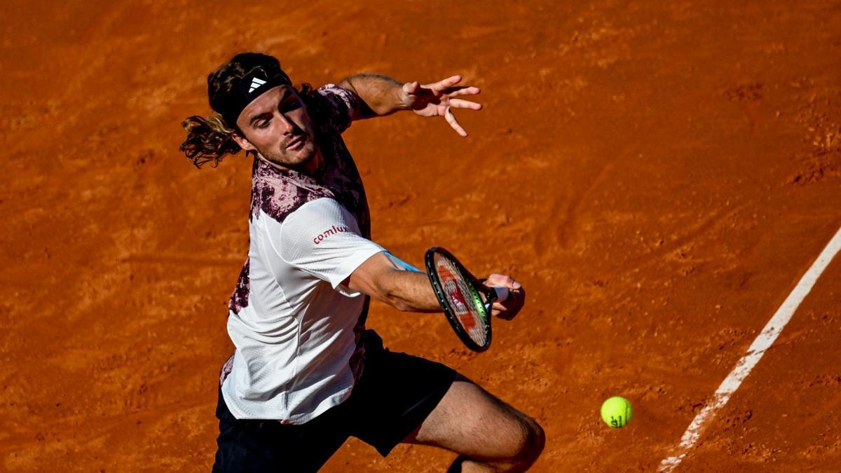 Tsitsipas, en acción ayer en su debut en Barcelona.