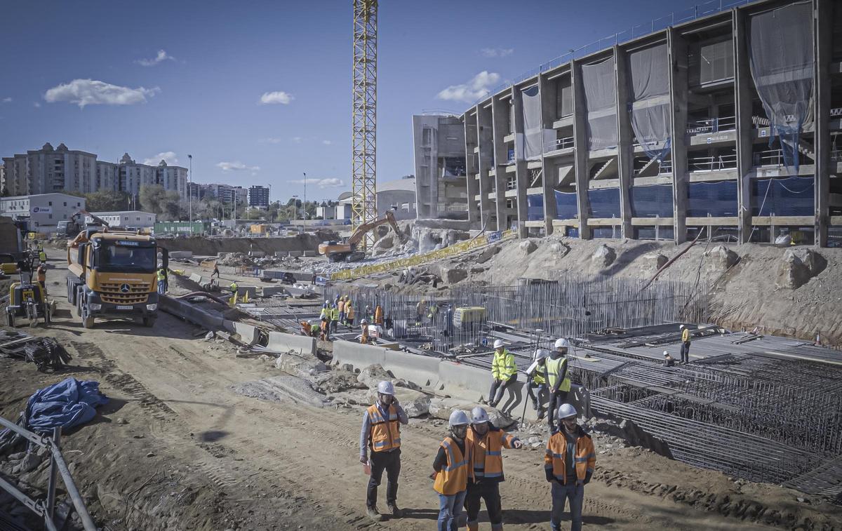 Herido grave un trabajador de las obras del Camp Nou tras caerse de altura