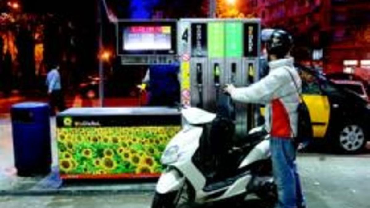 Un usuario reposta, ayer, en una gasolinera de Barcelona.