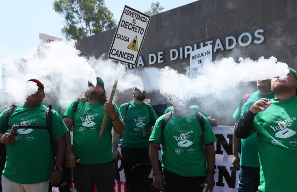 Protesta contra la reforma de López Obrador que prohibiría los 'vapers' en México