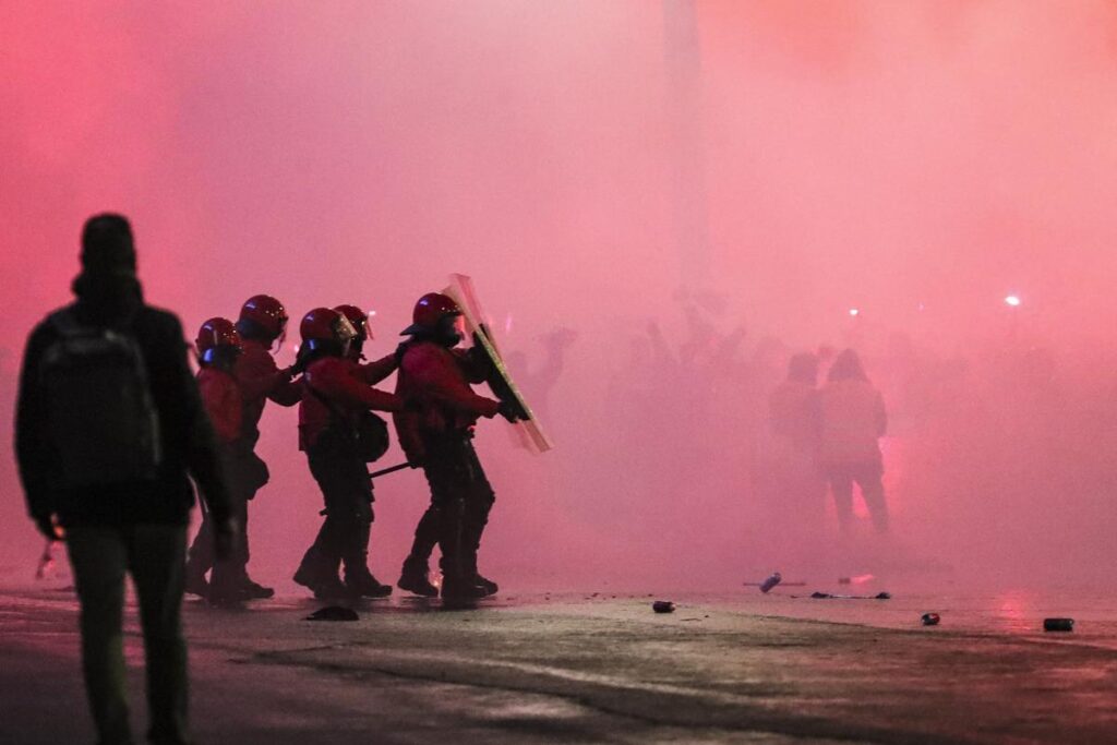 Un detenido y seis ertzainas heridos en los disturbios en las inmediaciones de San Mamés en la semifinal de Copa