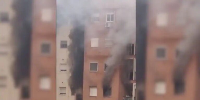 Una mujer herida y trasladada al hospital tras un aparatoso incendio en un piso de Sevilla Este