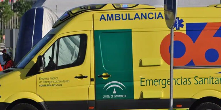 Dos muertos al volcar un tráiler cargado de cebollas en Granada