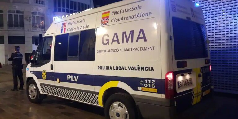 Detienen a un hombre por agredir a su mujer junto a un bebé durante las Fallas de Valencia