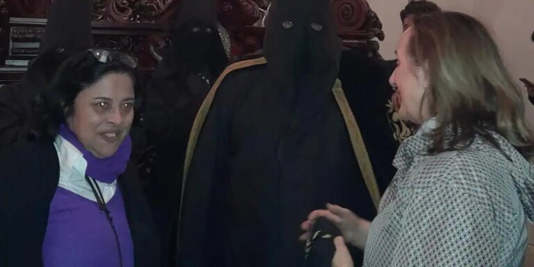 Semana Santa de Córdoba: El emotivo homenaje de los costaleros de los Dolores a Álvaro Prieto, junto a su madre