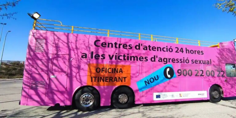 Igualdad instala un autobús en Valencia para prevenir, informar y atender a posibles víctimas de agresiones sexuales durante las Fallas