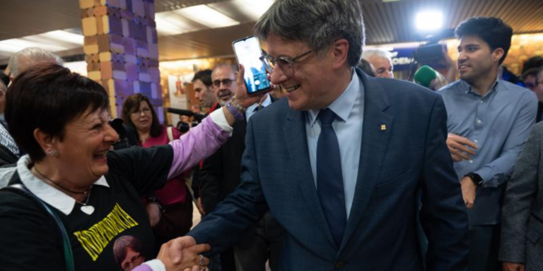 Puigdemont firma un primer pacto con siete partidos menores para aislar a ERC