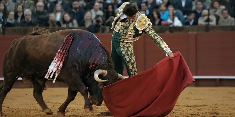 Una corrida vulgar y un suceso paranormal entierran el trono del toreo en la Maestranza