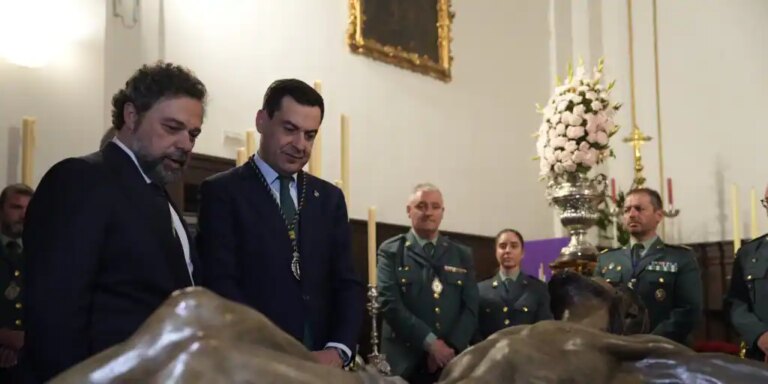 Juanma Moreno acompaña a la Archicofradía de la Expiración de Málaga tras recibir su medalla