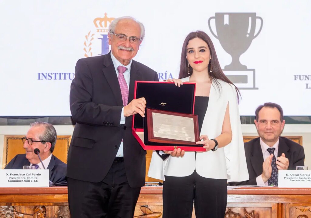 El Instituto de la Ingeniería de España premia a la periodista de de ABC Laura Montero Carretero