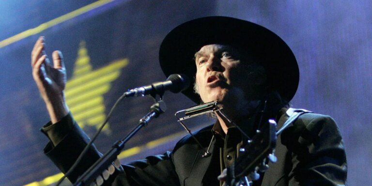 Neil Young vuelve a Spotify: qué dura es la vida del romántico