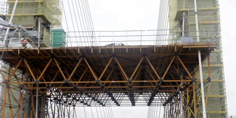 La falta de empresas sevillanas retrasa más la obra del puente del Centenario