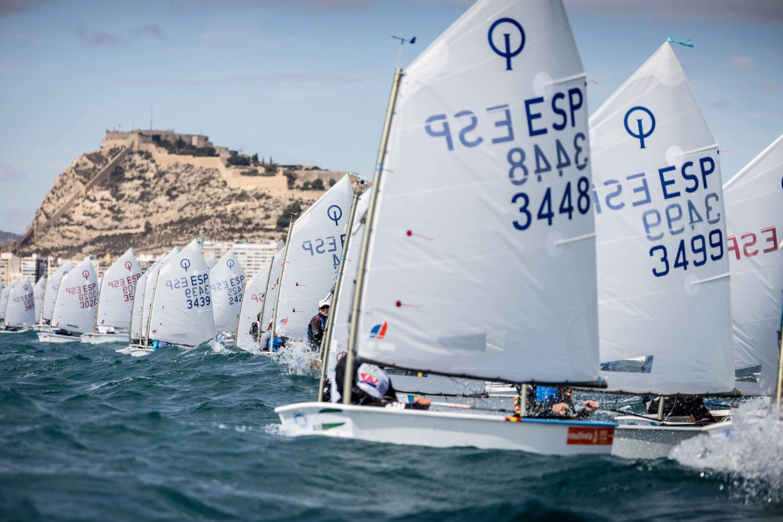 Leo Zabell se estrena en Alicante como primer líder del Campeonato de España de Optimist