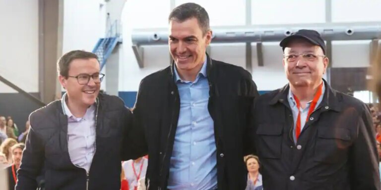 Sánchez refuerza su «muro» en la despedida de Vara del PSOE extremeño