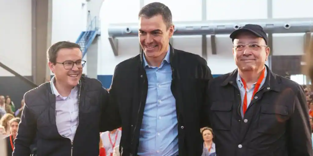 Sánchez refuerza su «muro» en la despedida de Vara del PSOE extremeño