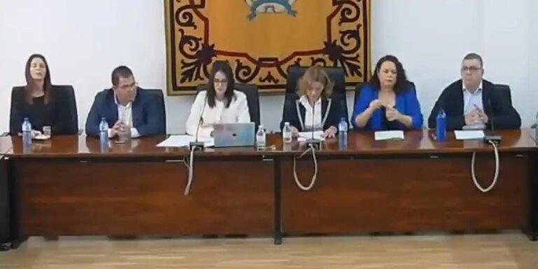 La moción de censura en Carboneras tumba a Felipe Cayuela como alcalde y elige a Salvador Hernández