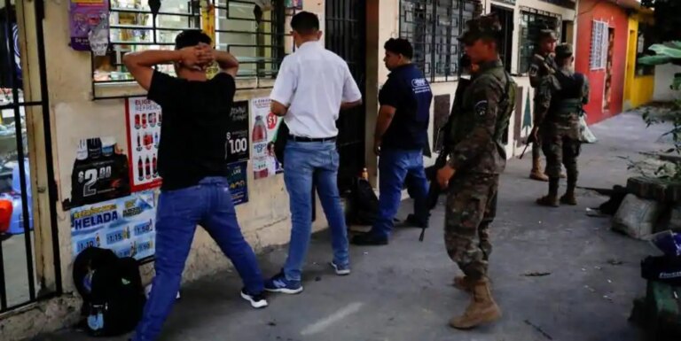 «Nos semidesnudaron para ver si éramos de las maras»