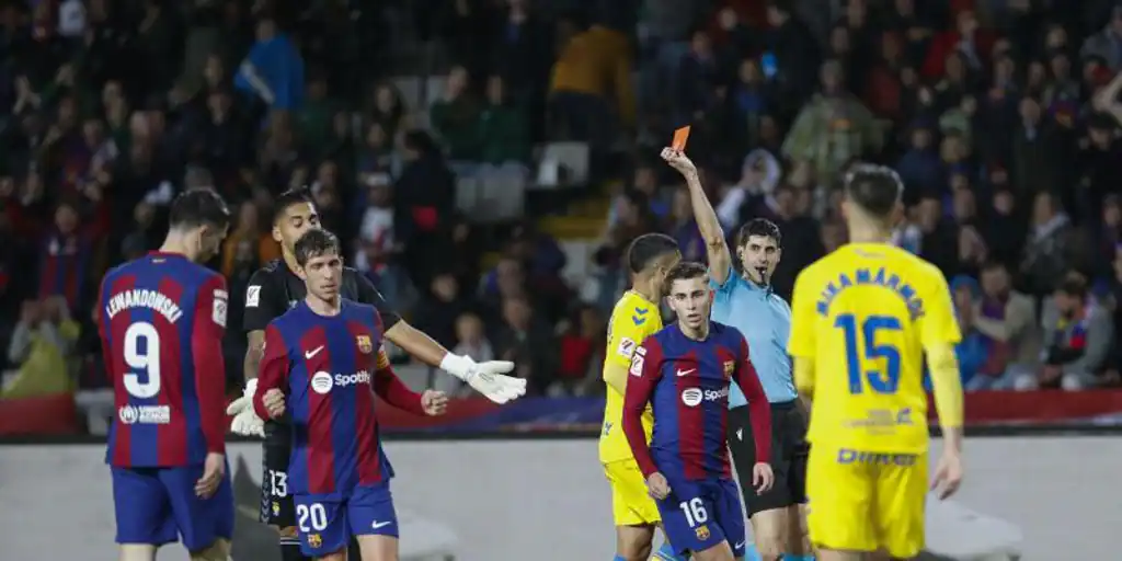Victoria por los pelos de un Barça deprimente