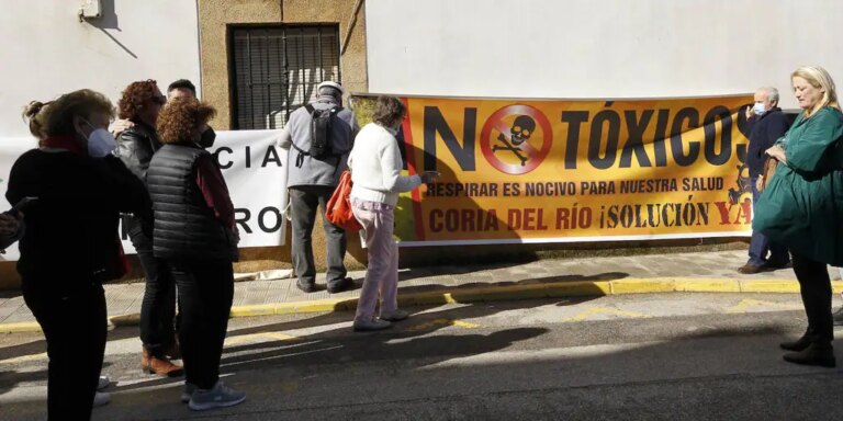 El TSJA da la razón a los vecinos y fija dos meses para ejecutar la sentencia de la contaminación de la gasolinera de Coria