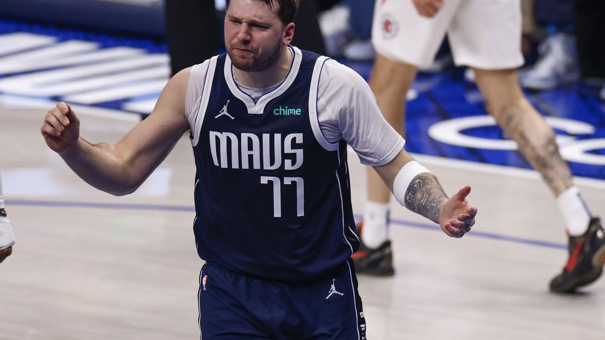 Doncic celebra una canasta ante los Clippers.