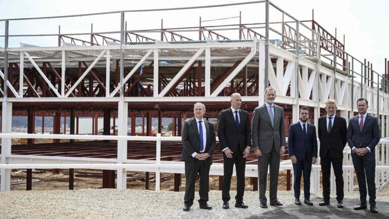 Visita de El Rey Felipe VI a la planta de baterías de Seat