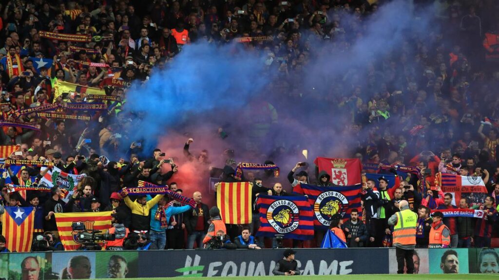 Archivo - Afición del FC Barcelona en un partido de la Liga de Campeones