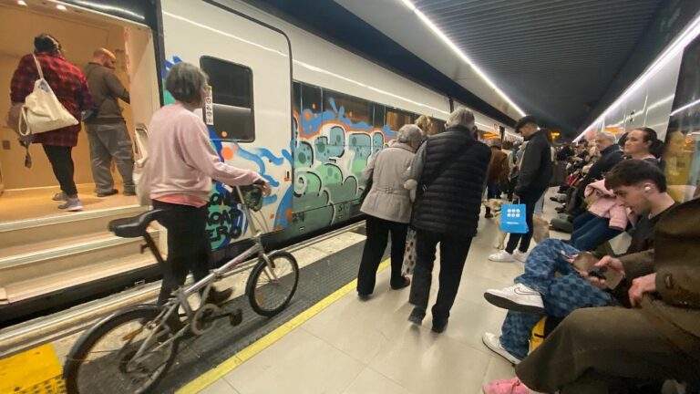 Un tren de Rodalies en la estación de Passeig de Gràcia.
