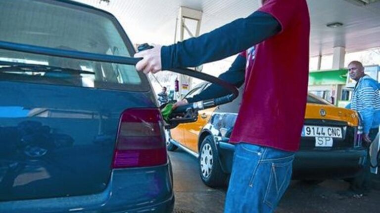Un usuario reposta gasolina en un surtidor de Barcelona.