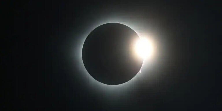un eclipse con la mirada puesta en las nubes