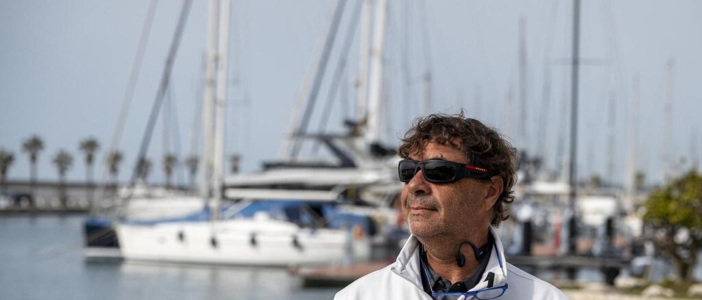 El director del equipo español de Copa América de vela de mujeres y jóvenes SailTeam BCN, Guillermo Altadill, en el Port d'Aiguadolç de Sitges.