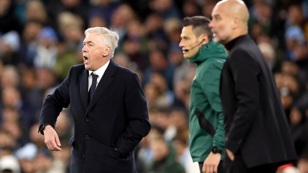 Carlo Ancelotti, con Pep Guardiola en primer plano, durante el Manchester City - Real Madrid.