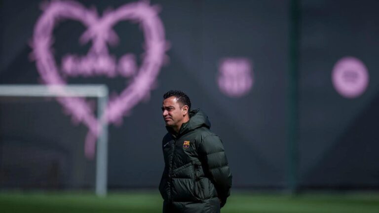Xavi medita mientras espera la aparición de sus futbolistas en el entrenamiento.
