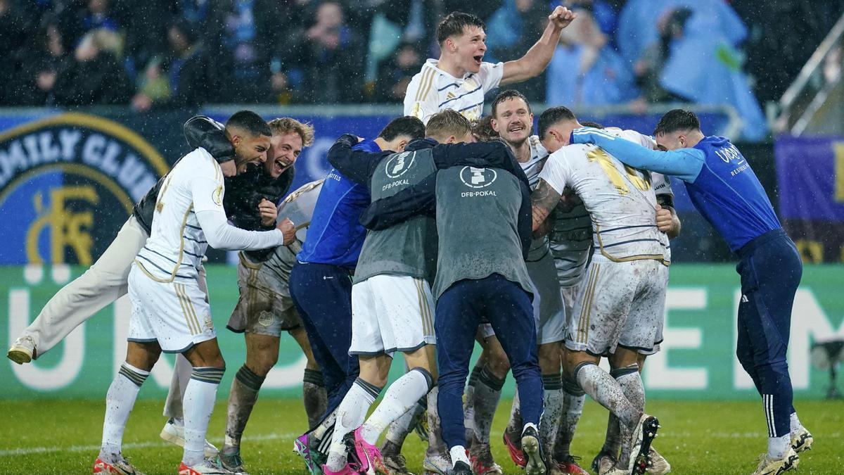 Los jugadores del Saarbrücken celebran su paso a semifinales de la Copa de Alemania.