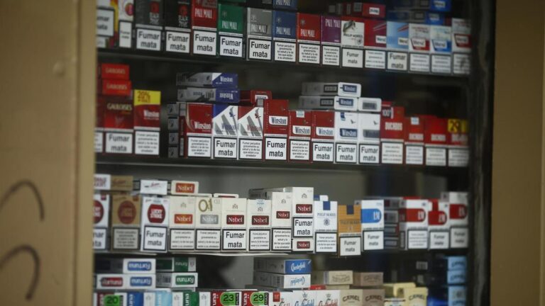 Estantes de un estanco llenos de cajetillas de tabaco.