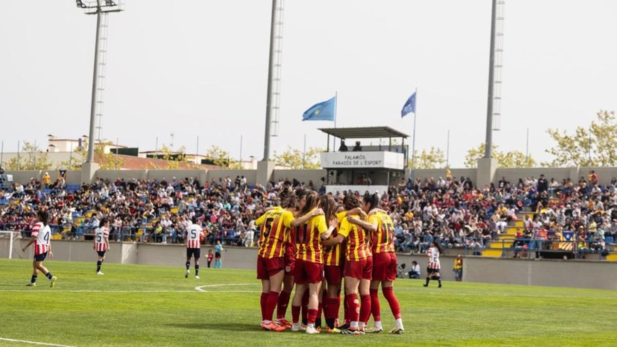 Las jugadoras de la selección catalana celebran uno de los goles a Paraguay en Palamós.