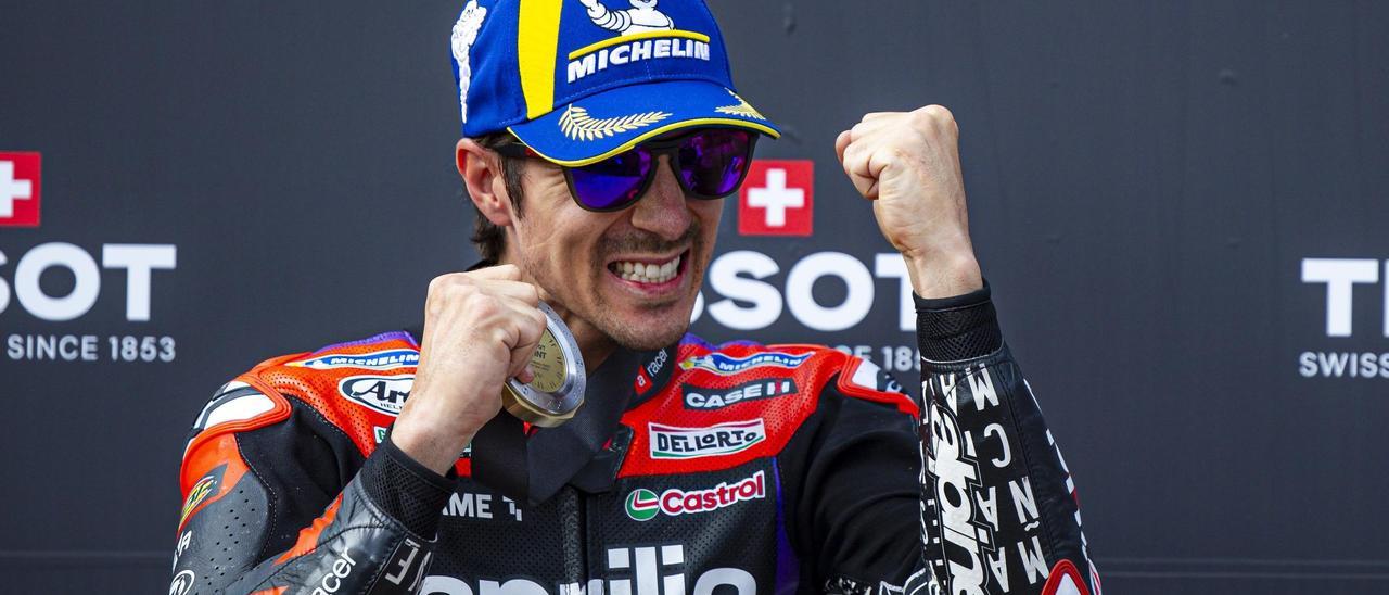 Maverick Viñales aprieta los puños y celebra, en el podio de Austin, su gran remontada.