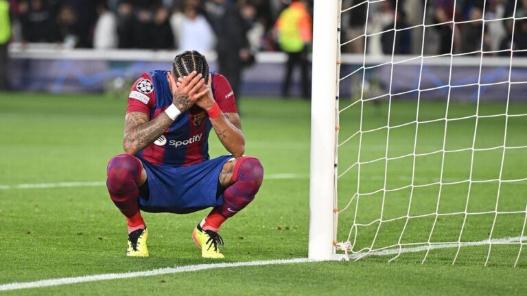 Raphinha se lamenta ante la eliminación del Barça ante el PSG en la Champions.