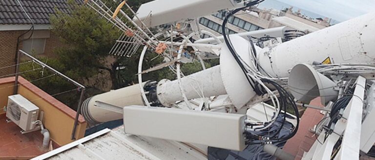Una antena de telefonía móvil en mal estado.