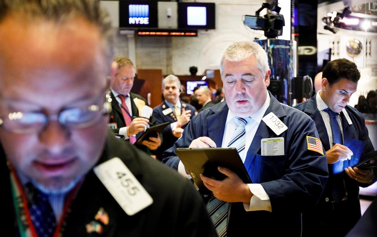 Wall Street cierra en rojo y el Dow Jones baja un 1 %
