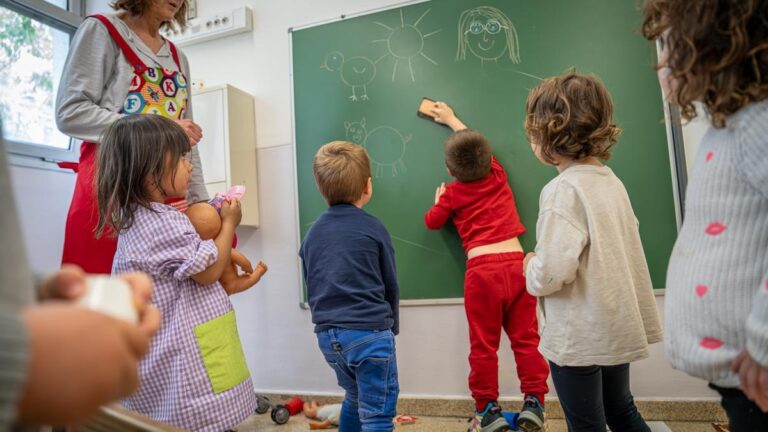 Barcelona 05/04/24 Sociedad. Foto de niños de entre 4 y 5 años del colegio ceip diputació.  Para reportaje sobre identidad de género en infancia. Tenemos permiso de que salgan con el rostro, porque todos tiene el consetimiento firmado por la escuela, según su directora Marta Ortiz. AUTOR: MANU MITRU