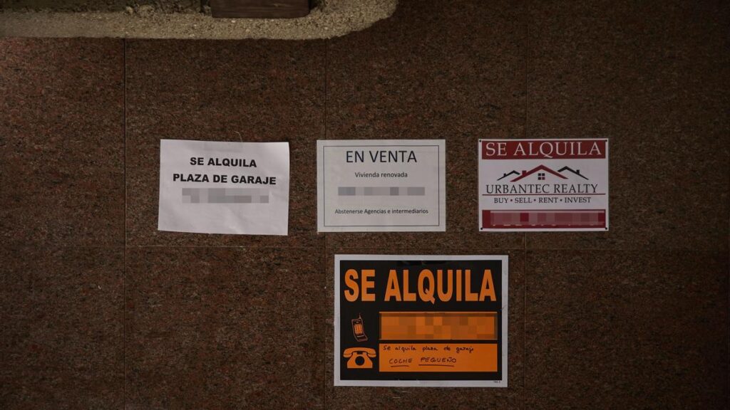 Carteles de venta y alquiler de viviendas.
