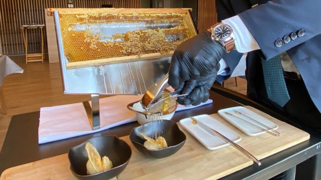Miel 'exprimida' directamente del panal sobre un postre que se acaba frente al cliente en el restaurante 1497.