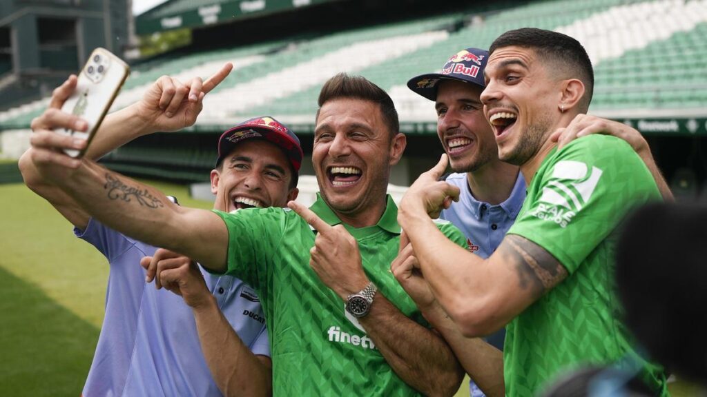 Marc, Joaquín, Alex y Bartra, hoy, sobre el césped del Benito Villamarín.