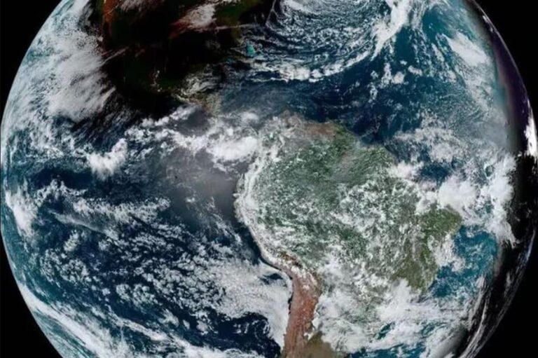 La mancha negra es la sombra de la Luna sobre la Tierra en el eclipse de Sol