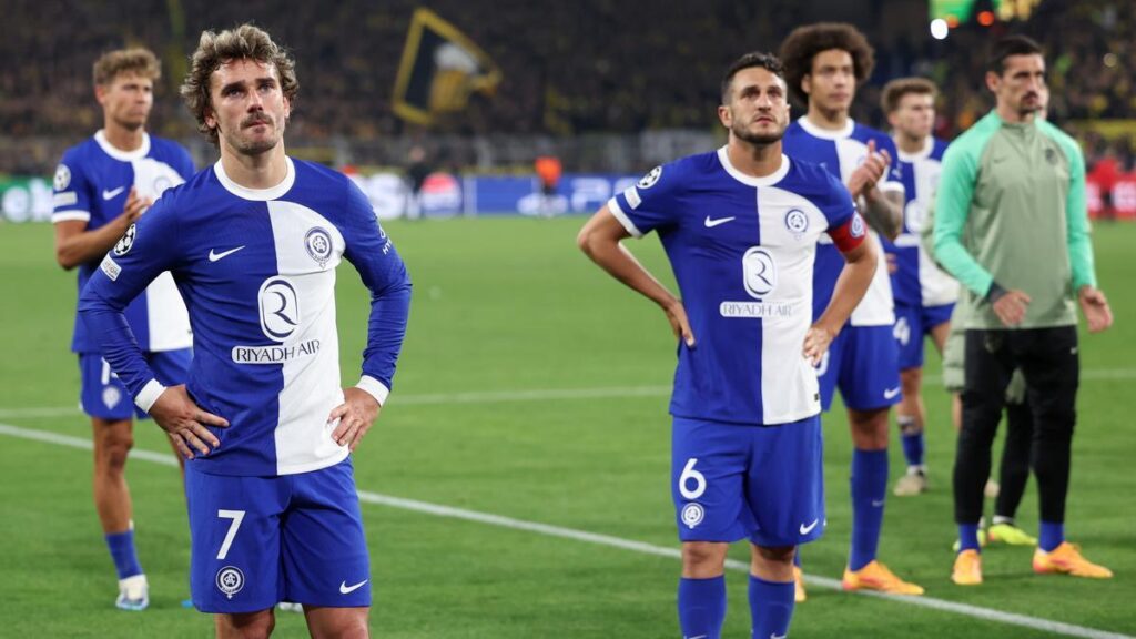 Los jugadores del Atlético, tras su derrota en Dortmund.