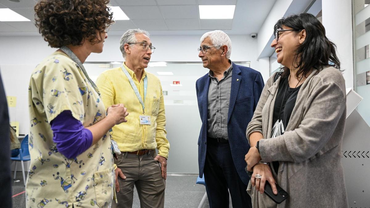 El conseller de Salut, Manel Balcells, durante una visita al nuevo CAP Florida Sur de L'Hospitalet.